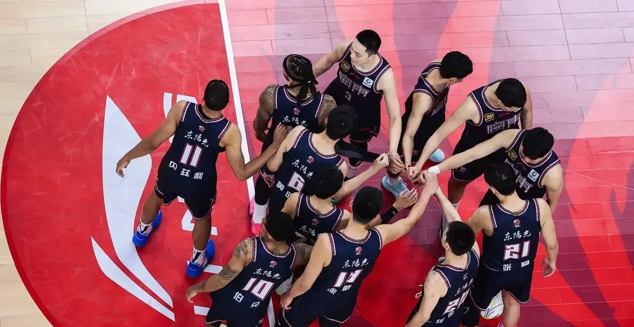 包含赛地聚焦：CBA季后赛国际比赛日热度飙升，菲尼克斯太阳门线救险，更衣室稳定，身体对抗强度拉满的词条